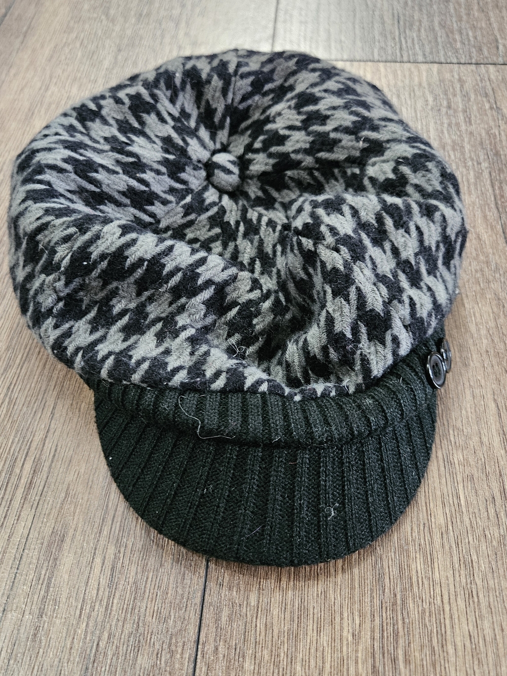 Manhatten Hat Company Black and gray Houndstooth Newsboy Cap